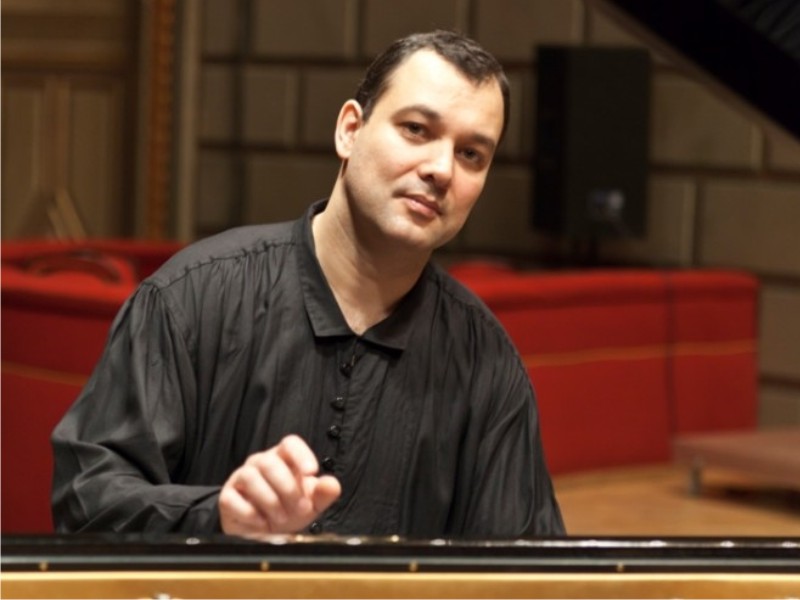 Recital-lectie pentru elevi si tineret sustinut de pianistul Nicolae Dumitru