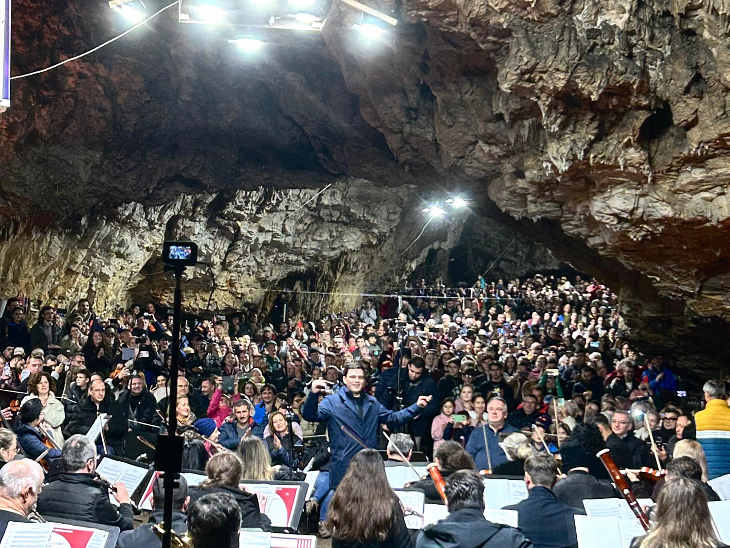 Când muzica îmblânzește piatra: Filarmonica ”Oltenia” la Peștera Românești
